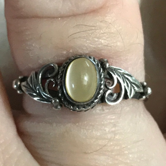 .925 Silver & Moonstone Jewelry - Very pretty Vintage .925 Moonstone Ring SZ 5.5ish